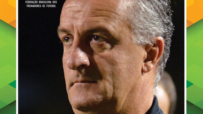 Jogadores do Corinthians correndo em campo de treinamento, focados em exercício de ataque sob sol forte.