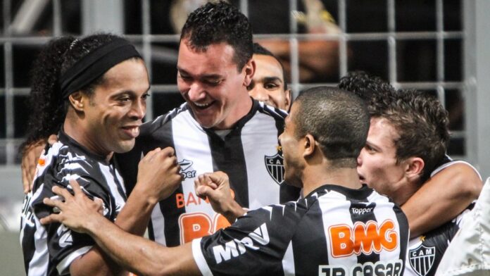 Jogadores do Coritiba em treino de campo, com foco na preparação tática da equipe.