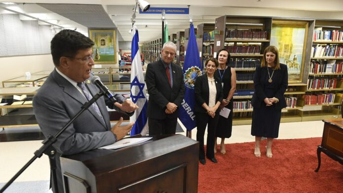 Fachada da sede da Nasdaq em Nova York com o logotipo da empresa em destaque.