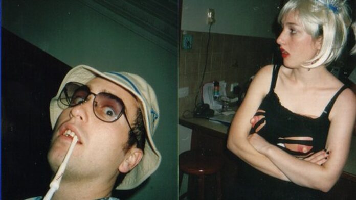 courtney-love-comenta-apre-o-pela-geese-e-reage-a- Courtney Love sorri e olha para o lado durante uma entrevista em estúdio, usando maquiagem marcante e cabelo loiro.