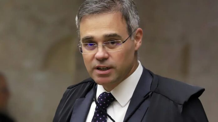 cpmi-do-inss-andr-mendon-a-ordena-que-davi-alcolum André Mendonça e Davi Alcolumbre conversam seriamente em gabinete, com documentos sobre a mesa.