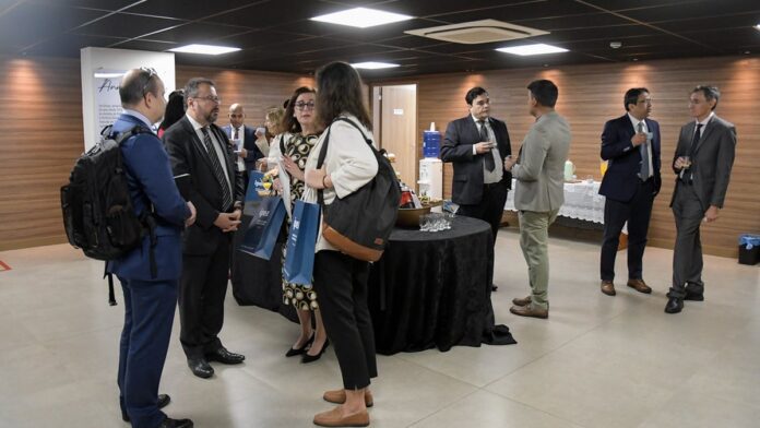 Parlamentares reunidos na mesa da CPMI do INSS com papéis e microfones em plenário vazio após cancelamento da sessão.