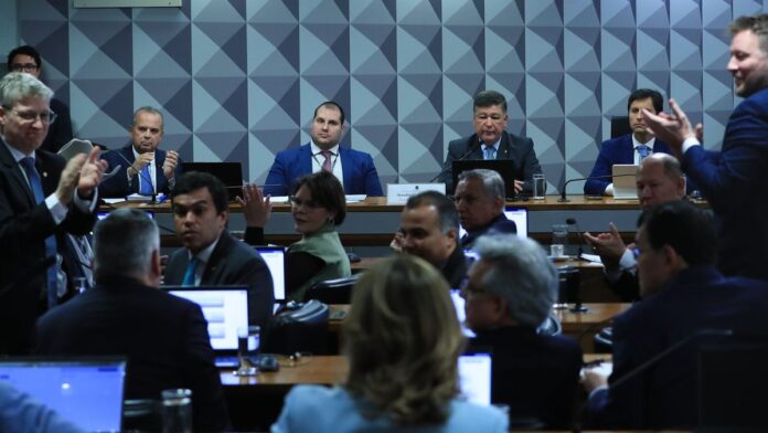 cpmi-do-inss-encerra-trabalhos-sem-aprovar-relat-r-1 Deputados e senadores sentados em plenário com mesas e microfones durante sessão da CPMI do INSS em Brasília.