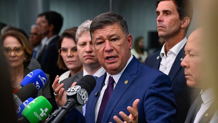 Ministro André Mendonça sentado em sua bancada no STF durante sessão do tribunal.