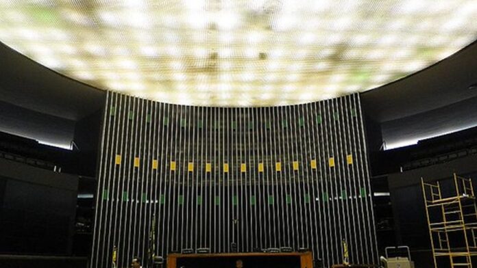 Parlamentares em plenário discutem proposta sobre o mercado de créditos de carbono.