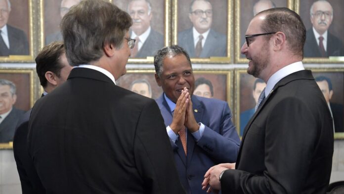 Ministro Cristiano Zanin, de terno, sentado à mesa de julgamento no Supremo Tribunal Federal.