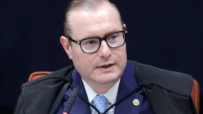 Ministro Cristiano Zanin, de toga, durante sessão no STF, com semblante sério e fundo desfocado.