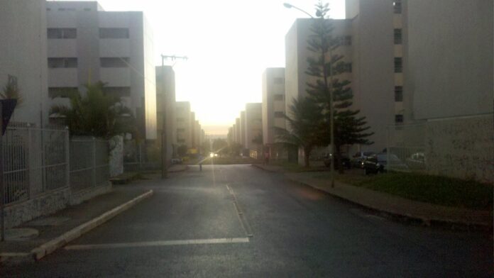 Jogadores do Cruzeiro cabisbaixos no gramado após empate, com torcida protestando nas arquibancadas ao fundo.
