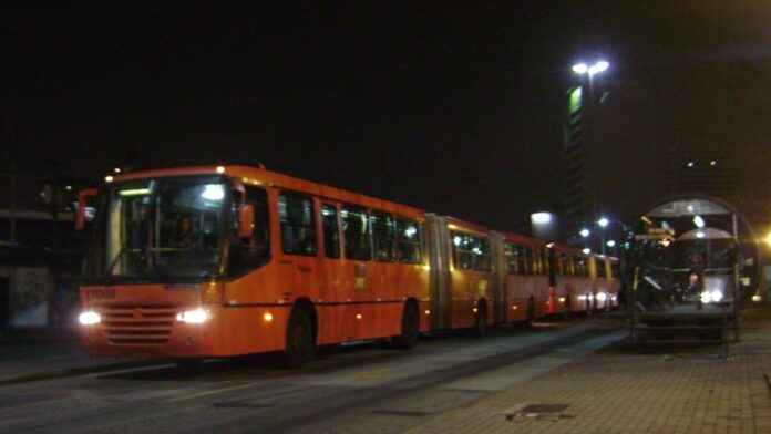 Fachada moderna do Museu da Limpeza em Curitiba, com placas informativas e fachada em tons claros sob céu azul.