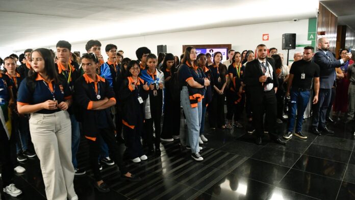 d-ficit-de-us-10-bi-em-dispositivos-m-dicos-pressi Equipamentos hospitalares de alta tecnologia em uma sala de cirurgia iluminada com tons de azul.