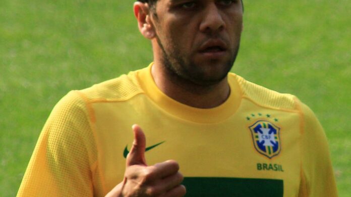 daniel-alves-s-o-paulo-prev-quitar-rescis-o-contra Daniel Alves vestindo a camisa do São Paulo, em campo, durante partida oficial de futebol.
