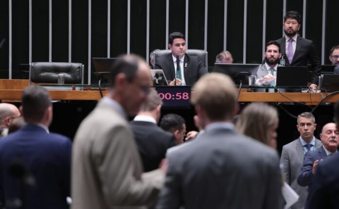 Deputados analisam projeto que facilita acesso ao seguro de exportação; acompanhe