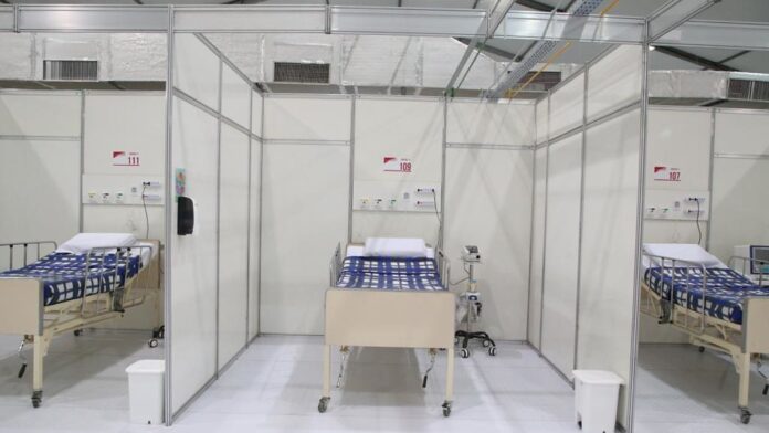 destaques-do-esporte-no-alto-tiet-incluem-vit-ria- Jogadores de basquete em quadra durante partida profissional no ginásio do Ibirapuera, com torcida ao fundo.