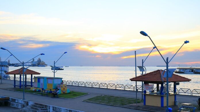 detran-autua-27-motoristas-por-embriaguez-em-fisca Agentes do Detran realizam blitz noturna em via pública, com viaturas e cones sinalizando a interrupção do tráfego.