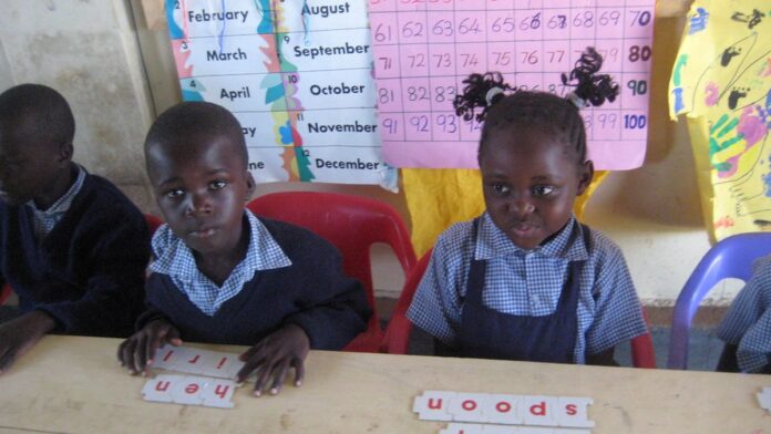 Interface de jogo de palavras tipo Wordle com grade colorida, exibindo letras e quadrados verdes, amarelos e cinzas.