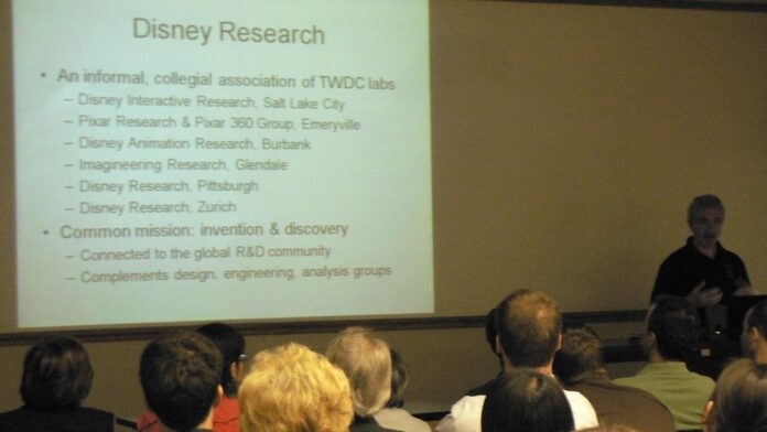 Cartaz promocional com o herói Demolidor em traje vermelho ao lado de cena do filme Família de Aluguel.