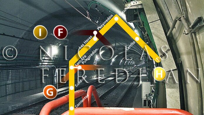 donald-trump-adia-ataques-ao-ir-por-cinco-dias-ap- Donald Trump em pronunciamento, com expressão séria, em frente a microfones e bandeiras dos Estados Unidos.