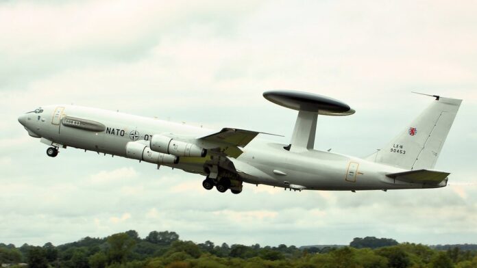 Avião E-3 Sentry de vigilância aérea dos EUA em chamas após ataque.