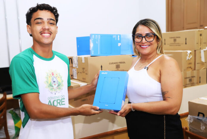 Educação do Acre inicia entrega de tablets para as escolas de ensino integral