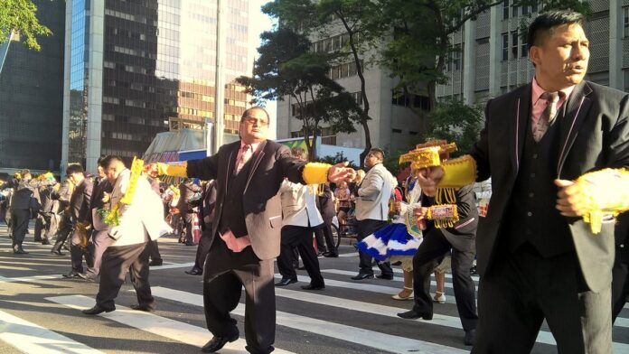 elenco-do-bahia-sofre-redu-o-ap-s-queda-na-liberta Jogadores do Bahia em treino no campo, focados e concentrados durante atividade física com bola.