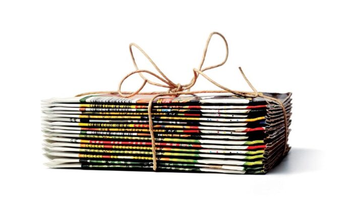 embalagens-de-material-renov-vel-ganham-espa-o-no- Embalagens de comida feitas de papel pardo e fibras vegetais dispostas sobre uma mesa de madeira.