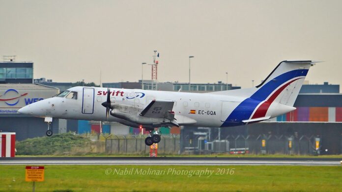 embraer-fecha-acordo-com-a-finnair-para-at-46-jato Jato comercial da Embraer, modelo E195-E2, pintado com as cores da companhia aérea Finnair, estacionado em um aeroporto.