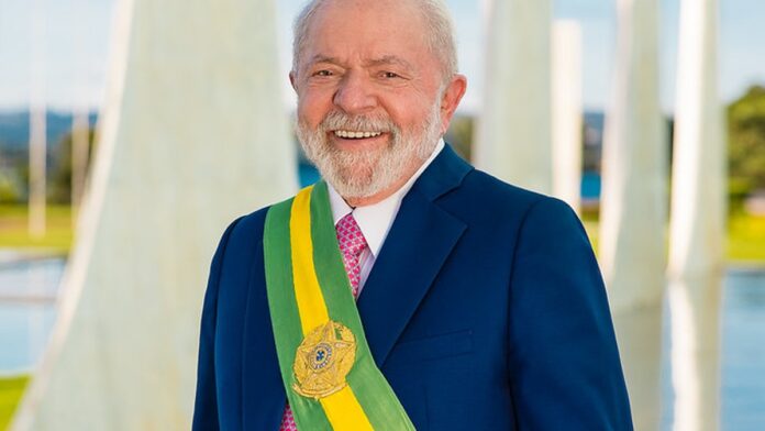 Pessoa sentada à mesa segurando a cabeça com as mãos, cercada por pilhas de contas e papéis, expressando preocupação.