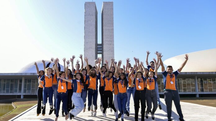 erick-no-vit-ria-atacante-tem-segundo-melhor-in-ci Atacante Erick, vestindo uniforme rubro-negro do Vitória, corre em campo durante partida de futebol.