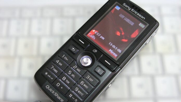 ericsson-amplia-participa-o-na-rede-5g-da-virgin-m Equipamentos de infraestrutura de rede 5G com logotipos da Ericsson instalados em um rack de servidor em data center.