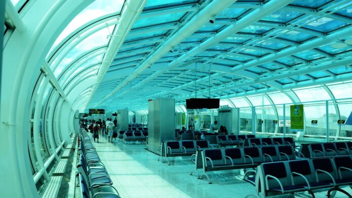 escala-6x1-debate-sobre-pec-8-2025-avan-a-e-mobili Manifestação com trabalhadores segurando cartazes e faixas em frente a um prédio governamental pedindo fim da escala 6x1.