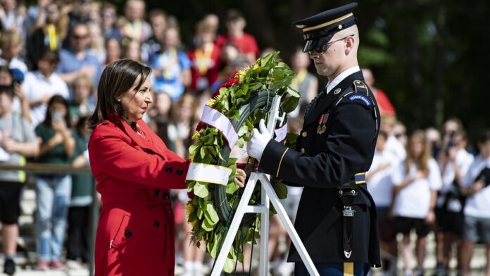 Avião comercial sobrevoando nuvens com o céu azul ao fundo, simbolizando restrições no tráfego aéreo internacional.