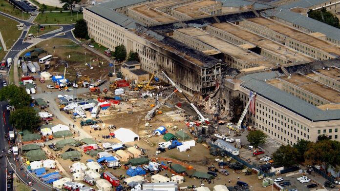 Militares americanos em uniforme de combate observam o horizonte em uma região árida e desértica no Oriente Médio.