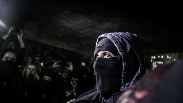 Painéis fotográficos e trechos de obras de Jorge Amado decoram as paredes da estação de metrô.