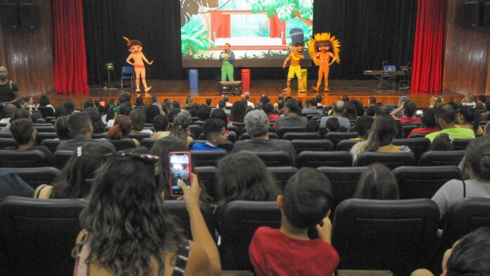 f-brica-de-biodiesel-em-floriano-consolida-o-piau- Vista aérea de uma moderna fábrica de biodiesel com tanques metálicos e tubulações, sob céu claro no Piauí.