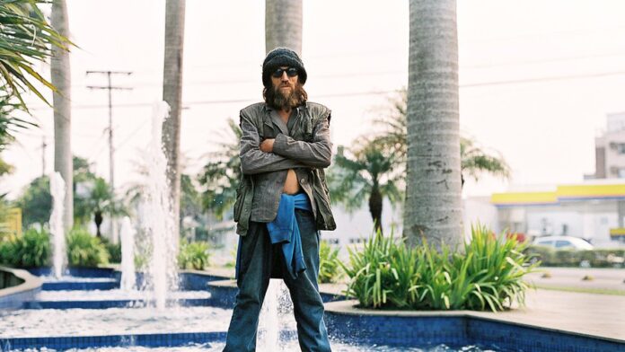 Operários trabalham em canteiro de obras de um prédio em construção, utilizando estruturas pré-moldadas de concreto.