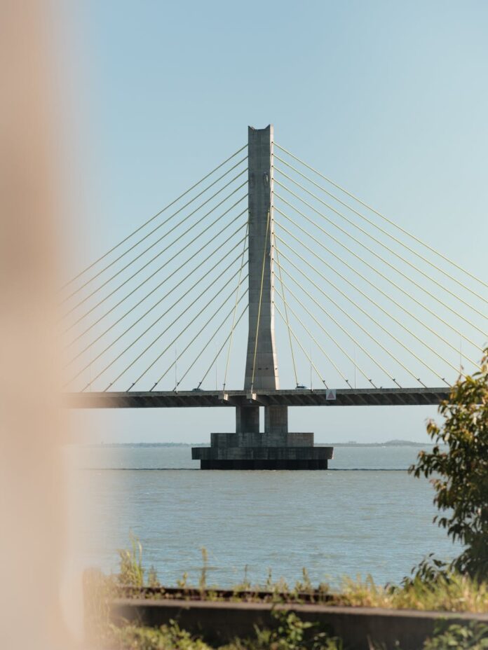 Vista deslumbrante de uma ponte estaiada sobre as águas calmas da Laguna, em Santa Catarina.