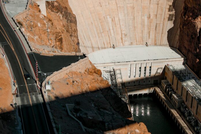 Perspectiva aérea impressionante da icônica Represa Hoover, localizada na fronteira do Arizona e Nevada.