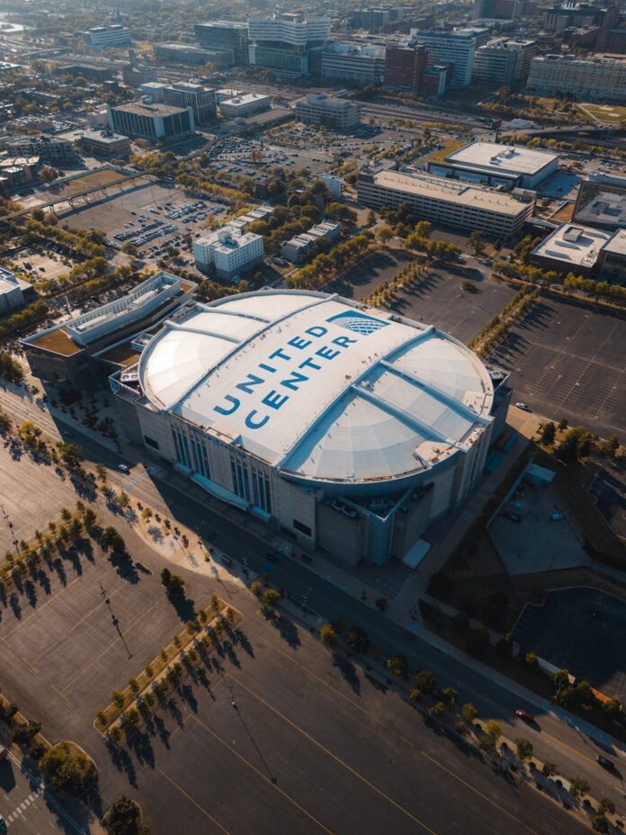 Vista aérea deslumbrante do United Center em Chicago durante o dia.
