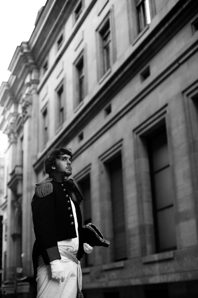 Retrato em preto e branco de um homem em traje vintage em uma rua de Buenos Aires.