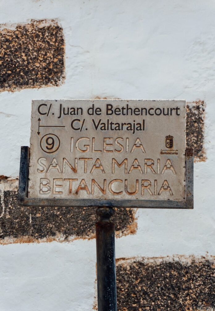 featured-31608 Placa indicando a Igreja de Santa Maria em Betancuria com indicações de ruas, destacando o local histórico.