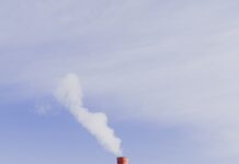 Guaporé conquista título inédito do Rondoniense 2026 e faz festa Vista aérea de uma usina termelétrica com chaminé em Belgrado, Sérvia, contra um céu azul claro.