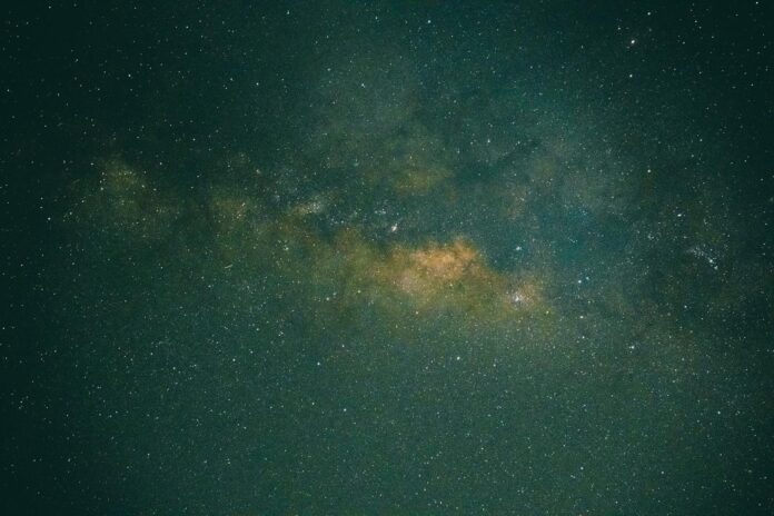 Lindo céu noturno mostrando a Via Láctea com inúmeras estrelas visíveis.
