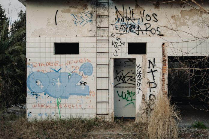 Explore a decadência urbana com grafites vívidos em um prédio abandonado em Rosário, Argentina.