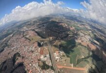 Prosperidade goleia Guarani de Paripueira e conquista primeira vitória Uma vista aérea deslumbrante que mostra uma mistura de paisagens urbanas e rurais sob um céu nublado.