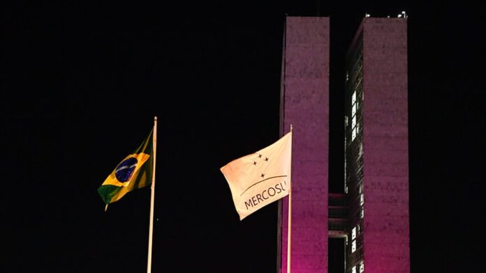 Foto ilustrativa de uma viatura da Polícia Civil estacionada em uma rua residencial durante o dia.