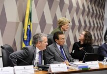 Fernando Morais lança biografia Lula Volume 2 sobre Diretas Já e eleição de 2002 Fernando Morais sorri ao lado de Lula, que segura o exemplar do segundo volume de sua biografia em evento de lançamento.