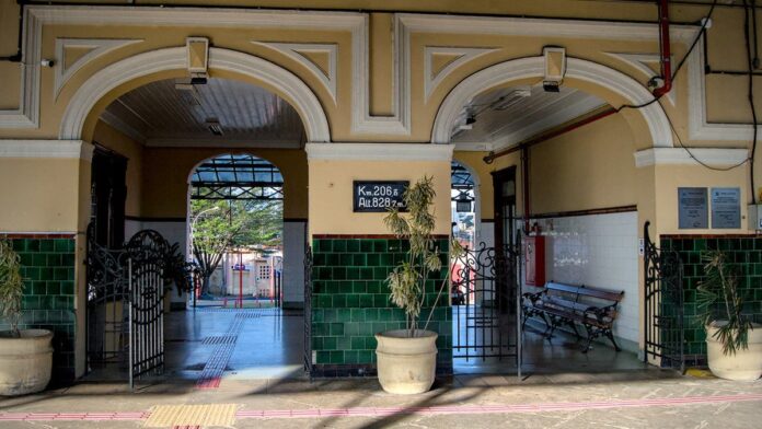 Jogadoras da Ferroviária e do Cruzeiro disputam a bola no gramado durante partida do Campeonato Brasileiro Feminino.