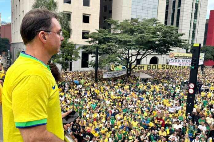 Flávio Bolsonaro vende moderação à vista para plantar autocratização a prazo