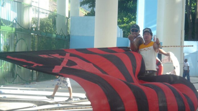 Jogadores do Flamengo e Real Bétis se cumprimentam em campo após a final do Mundial Sub-12.