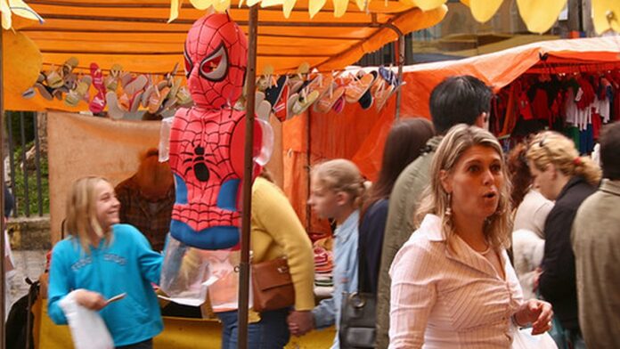 flea-apresenta-vers-o-de-thinkin-bout-you-no-progr Flea toca baixo em estúdio de TV, sentado em poltrona durante apresentação no programa de Jimmy Fallon.